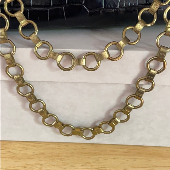 Leather structured bag with brushed gold hardware - Picture 5 of 7